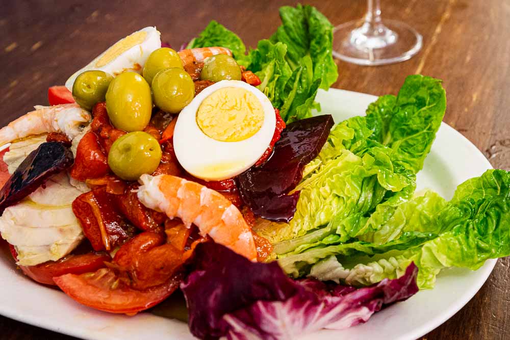 Salat, gekochtes Ei, Garnelen, Pfeffer, Thunfisch, Oliven, Zuckerrüben, Tomaten