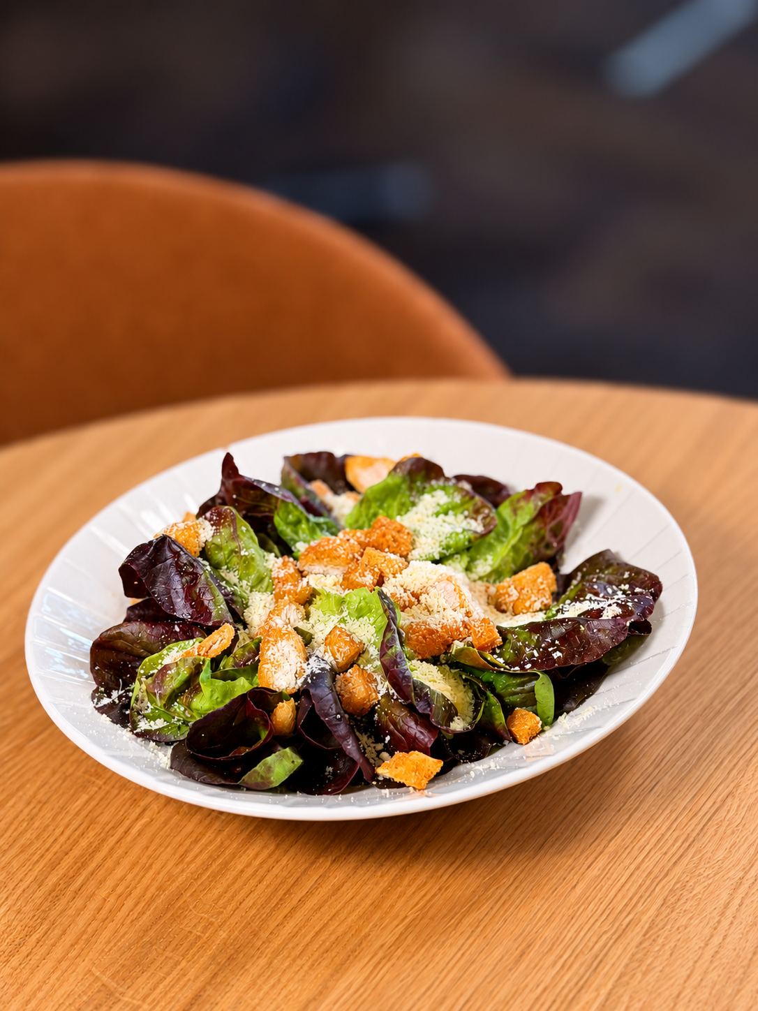 Insalata Caesar con lattuga cruda