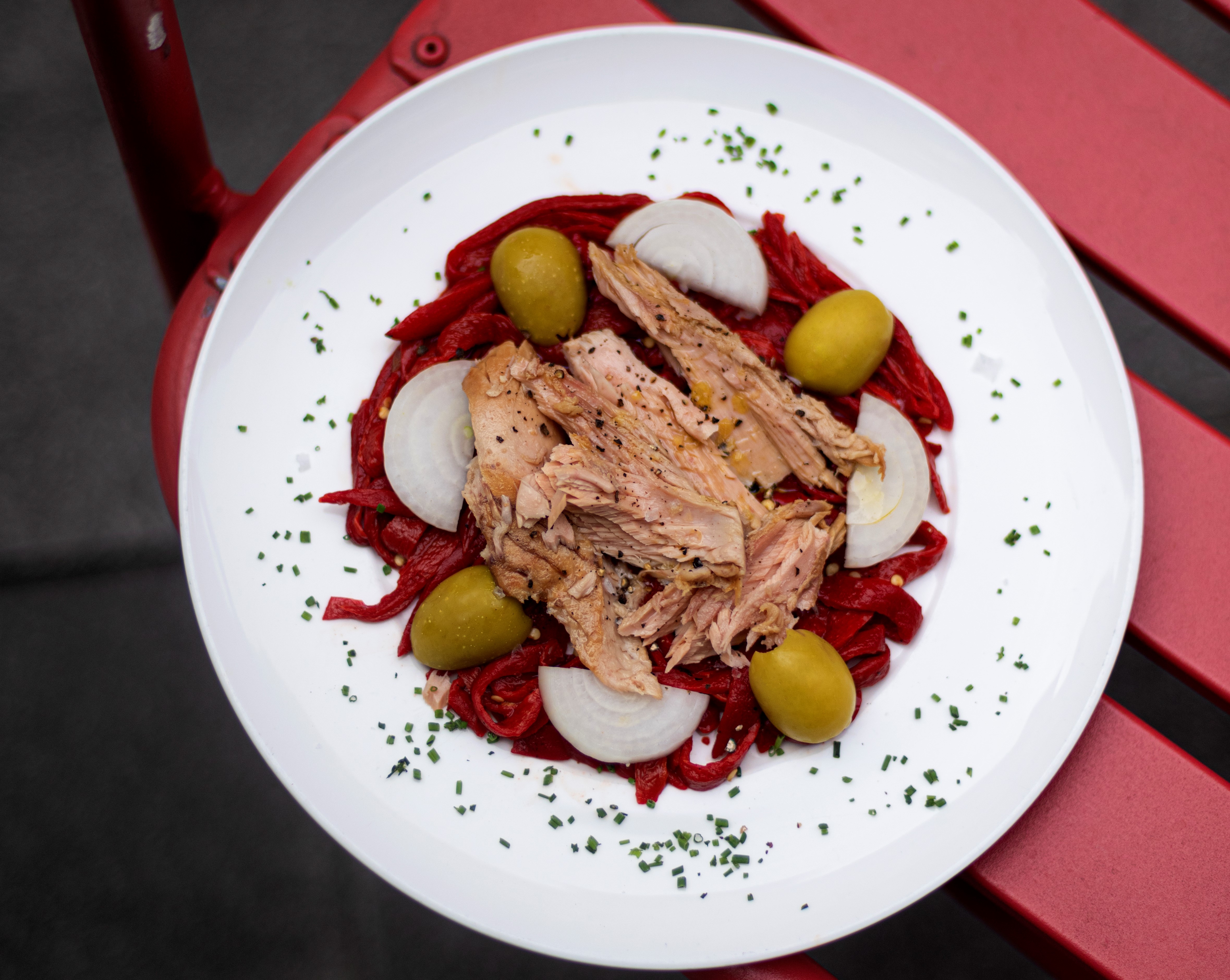 Ensalada de pimientos asados con bonito del Norte y aceituna gordal