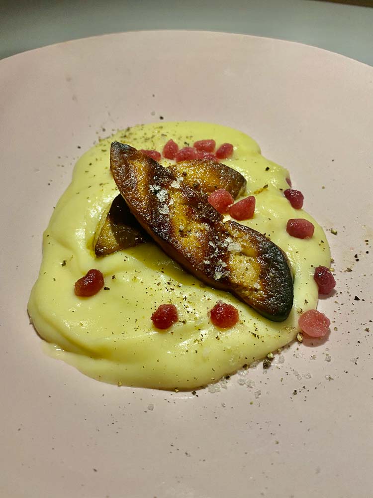 Escalopa de foie a la brasa con crema de vainilla y granada.