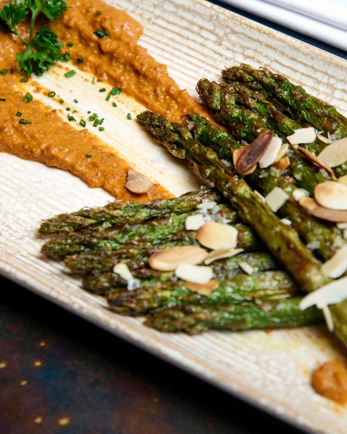 Espárragos trigueros a la plancha con salsa romesco