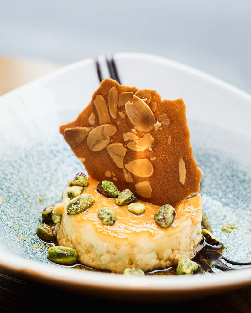 Flan de la abuela, crujiente de almendra y coulis de chocolate y fresas