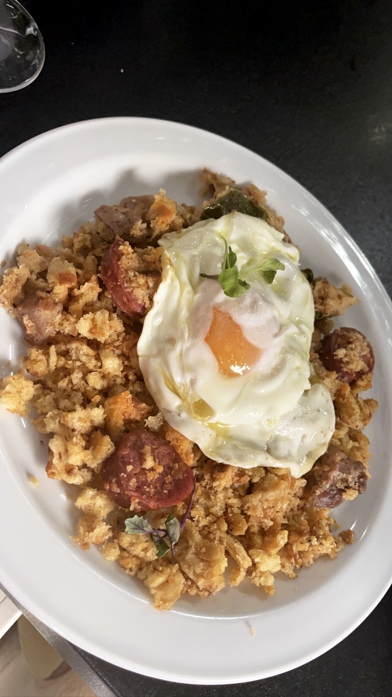 Migas camperas al palo cortao con chorizo de montilla y huevo frito