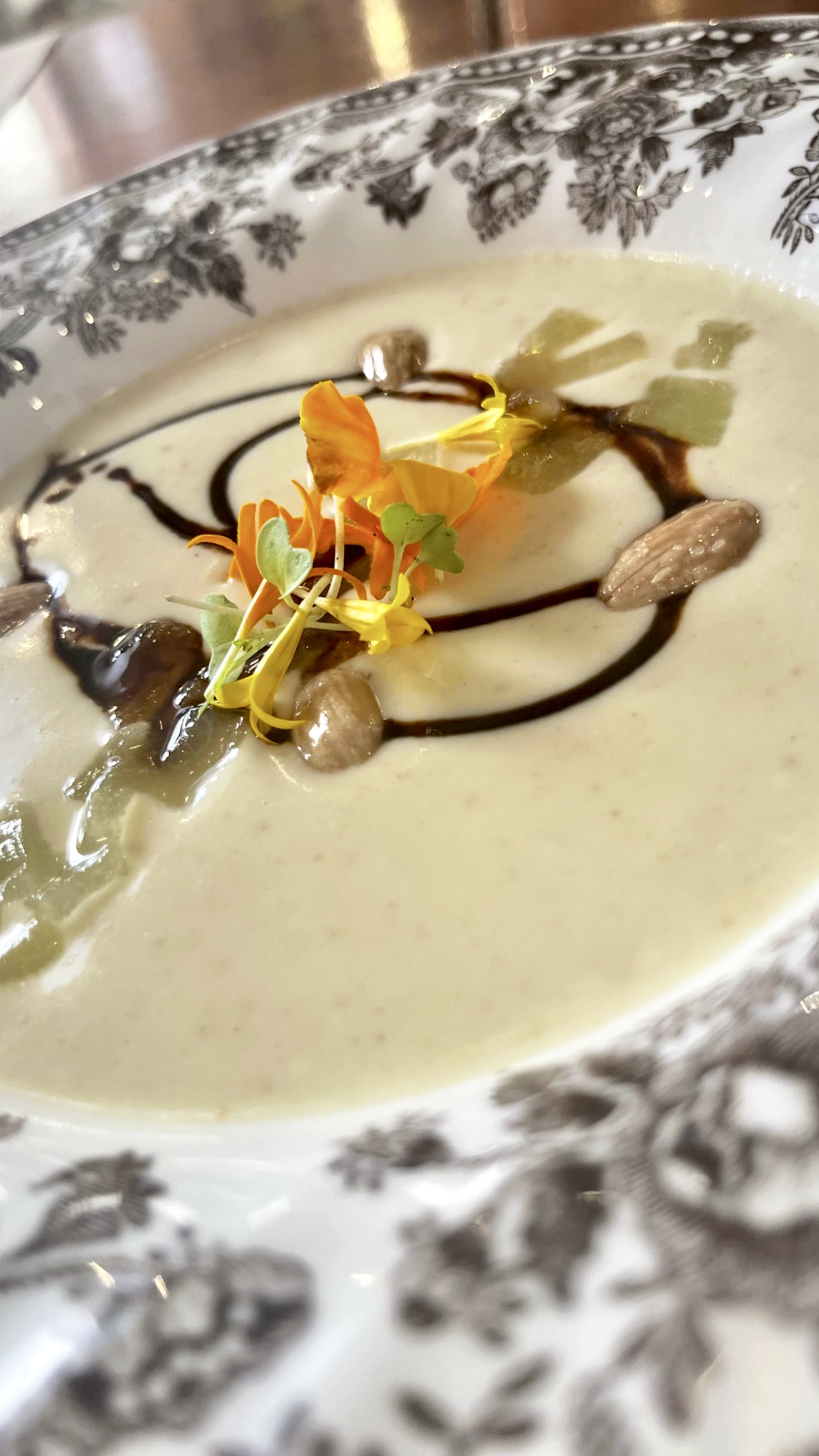 vasito de ajo blanco de almendras y melón