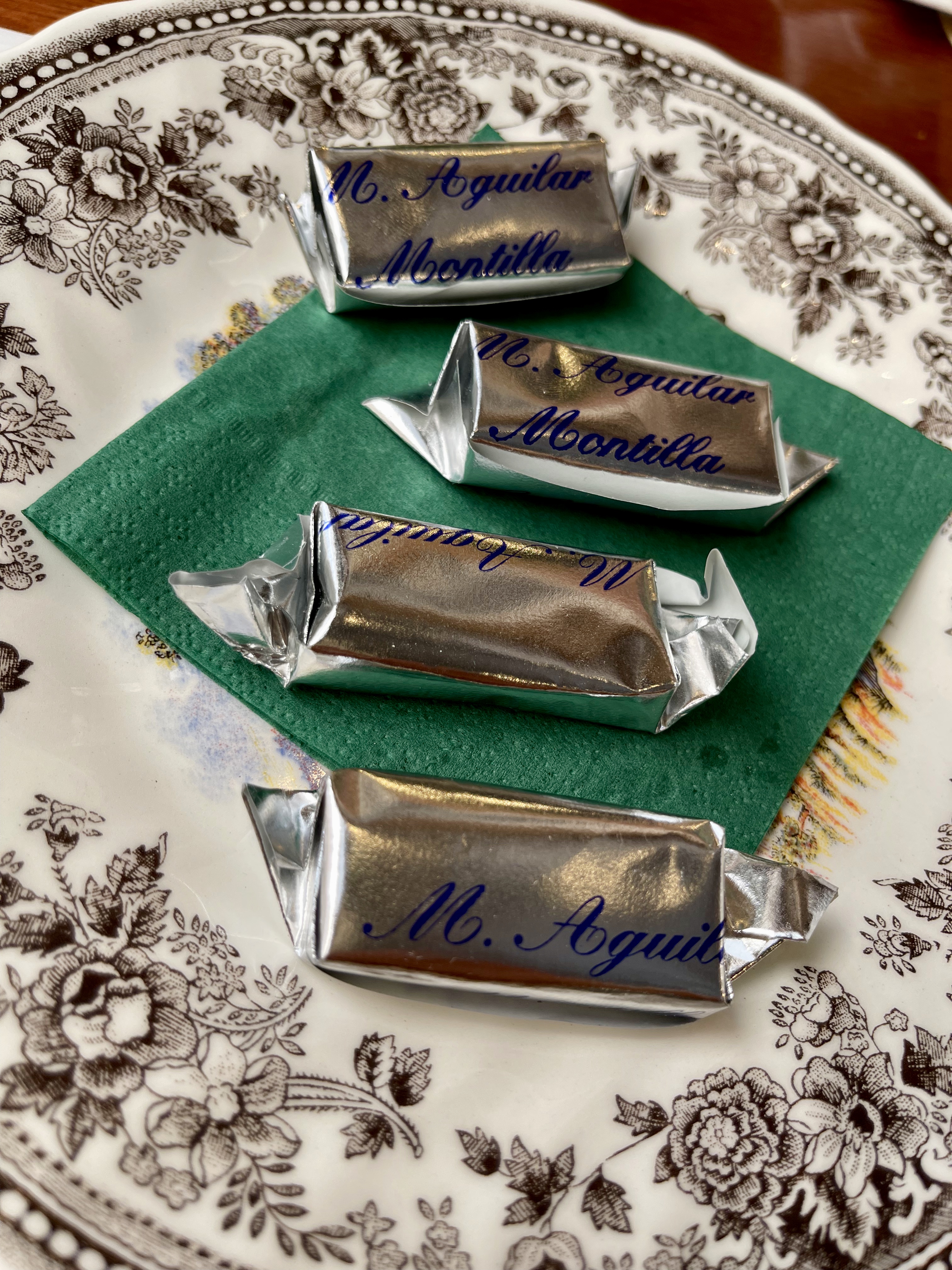 Alfajores di mandorle accompagnati da vino dolce vecchio Pedro Ximenez