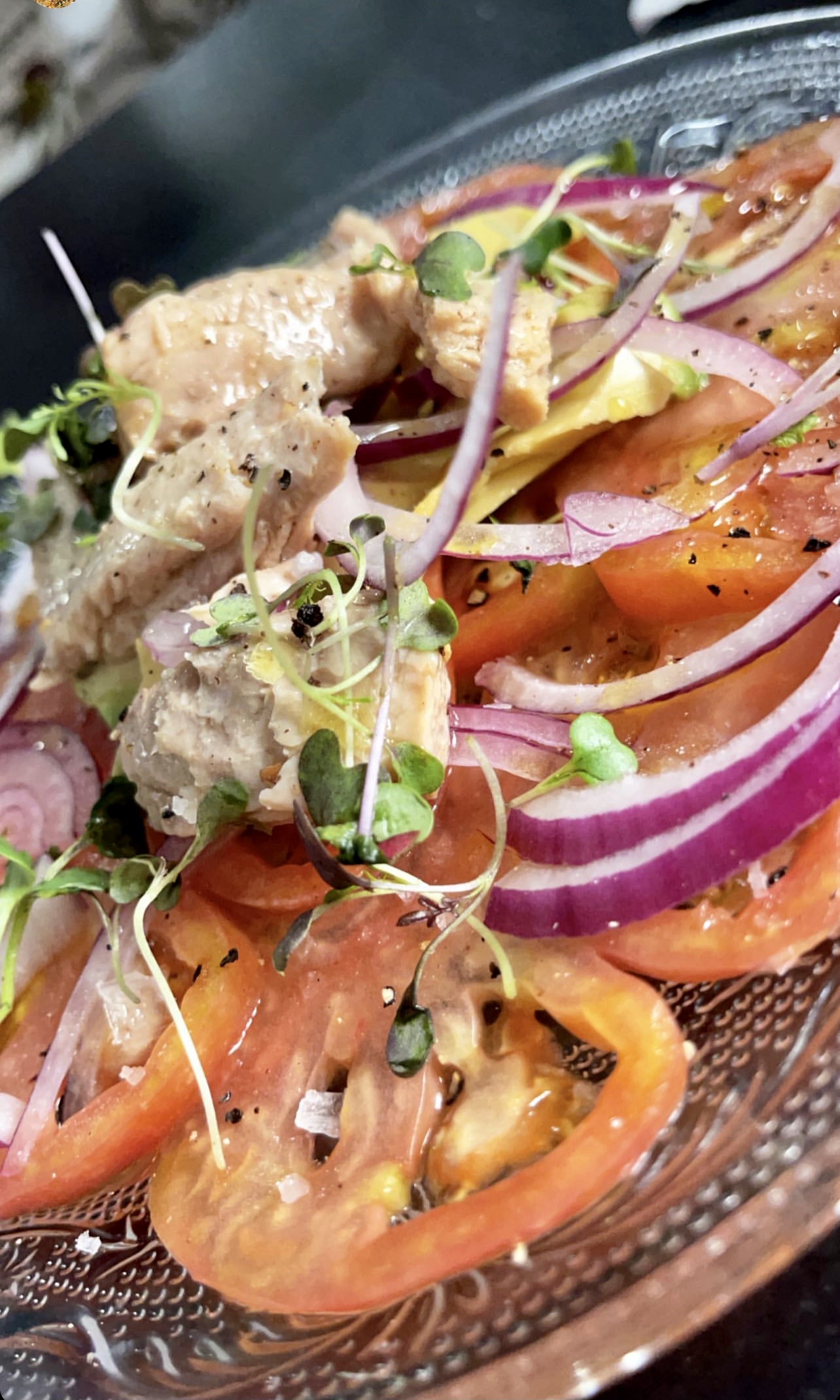 Ensalada de tomate con aguacate, ventresca de atún y cebolla roja