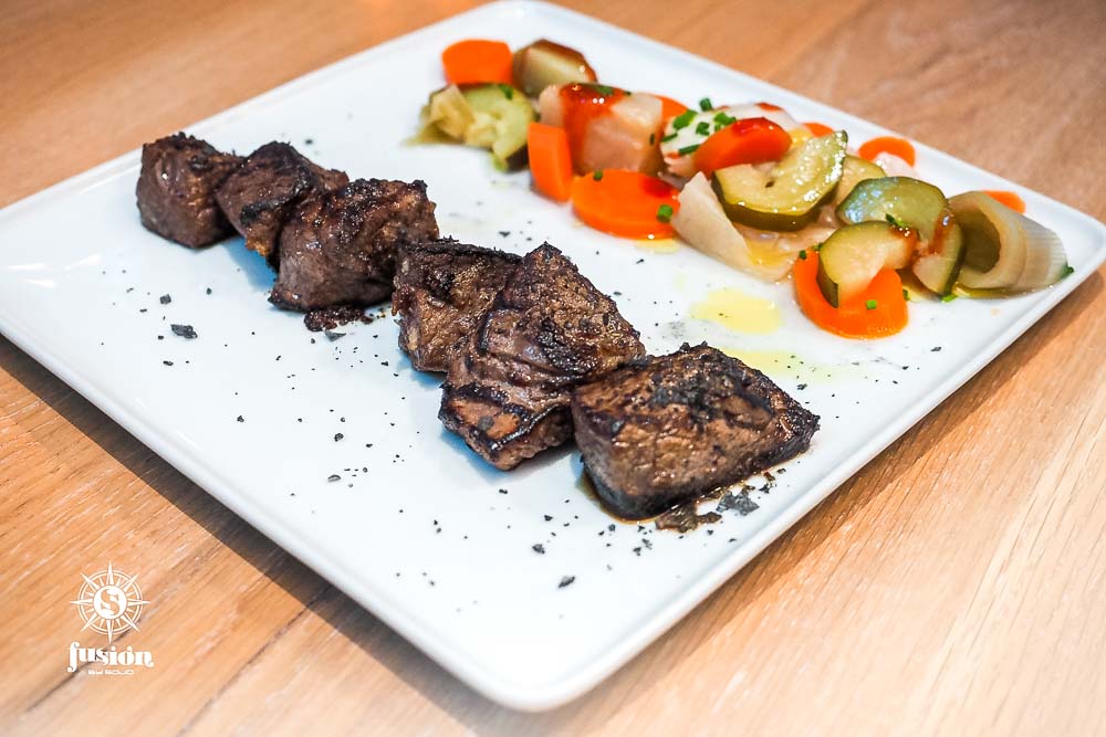 Bulgogi de solomillo de ternera rosada y verdura escabechada