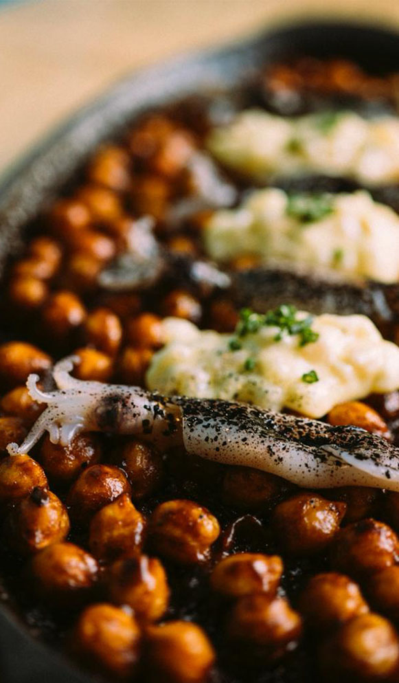 Socarrat de garbanzos con puntillitas y ali - oli de calamar