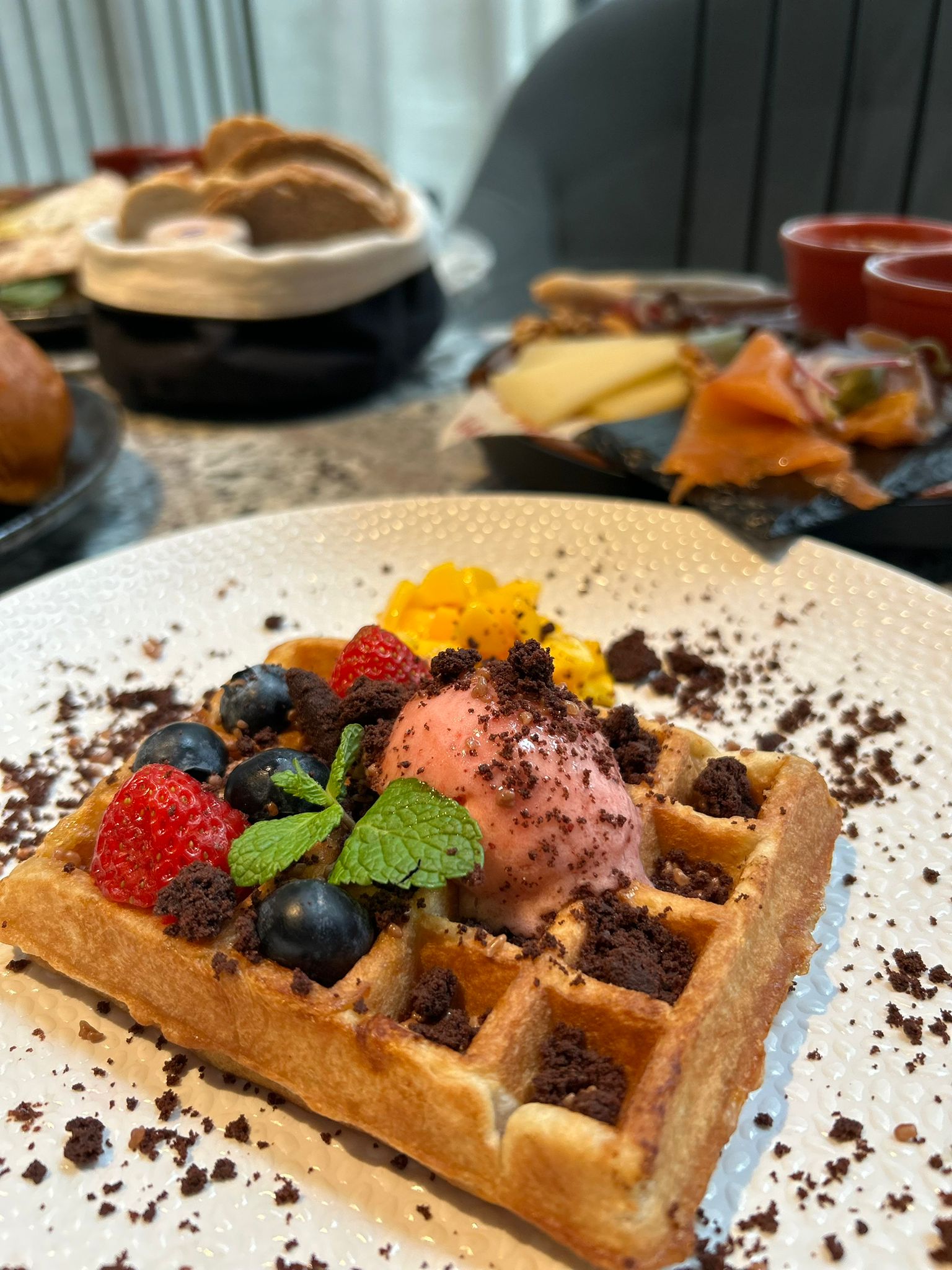 Gaufre de Liège au Chocolat Chaud et Glace à la Fraise