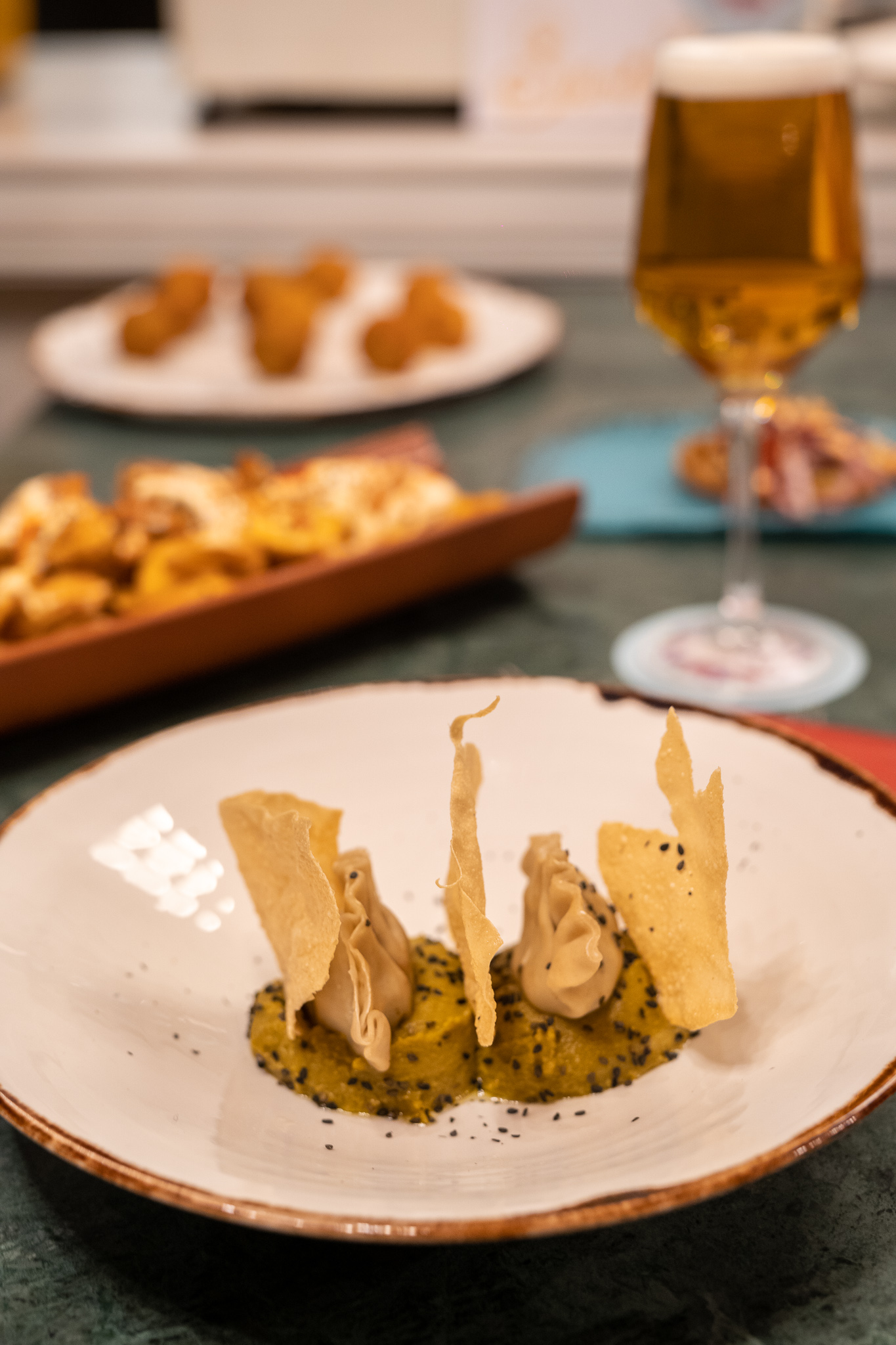 Hummus de cocido andaluz con sus gyozas de pringá