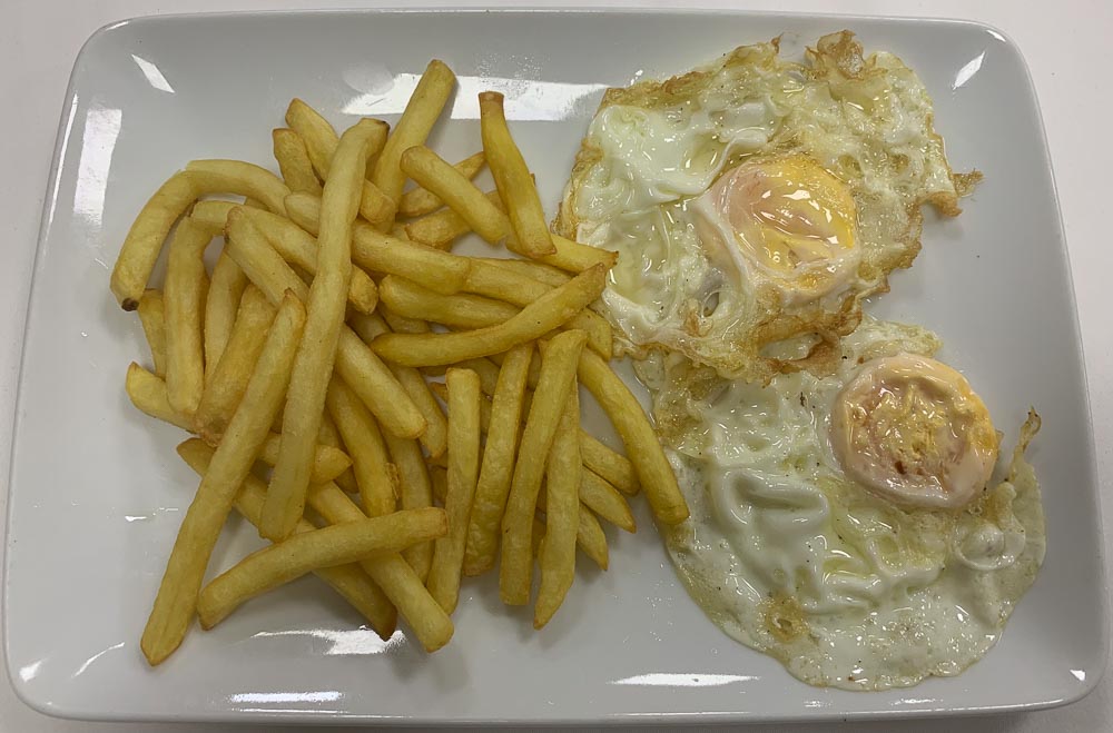 Жареные яйца с картофелем