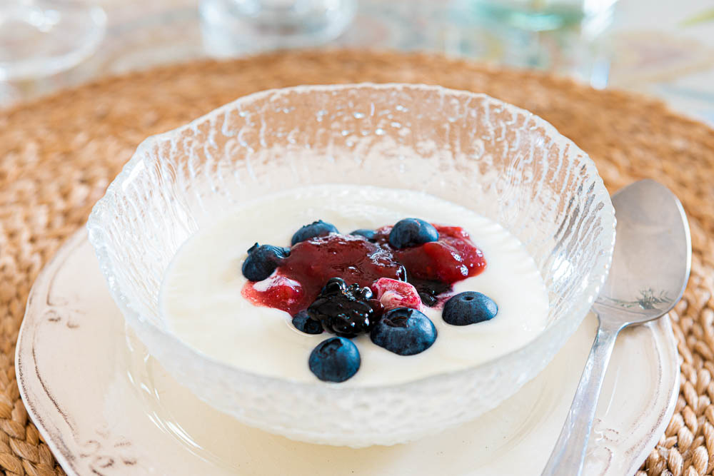 Натуральный йогурт с красными ягодами
