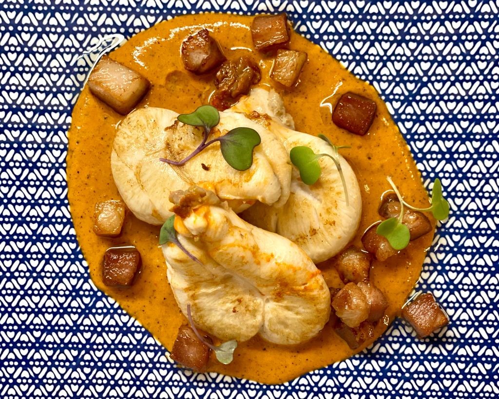 Huevos de choco, papada ibérica tostada y salsa romesco