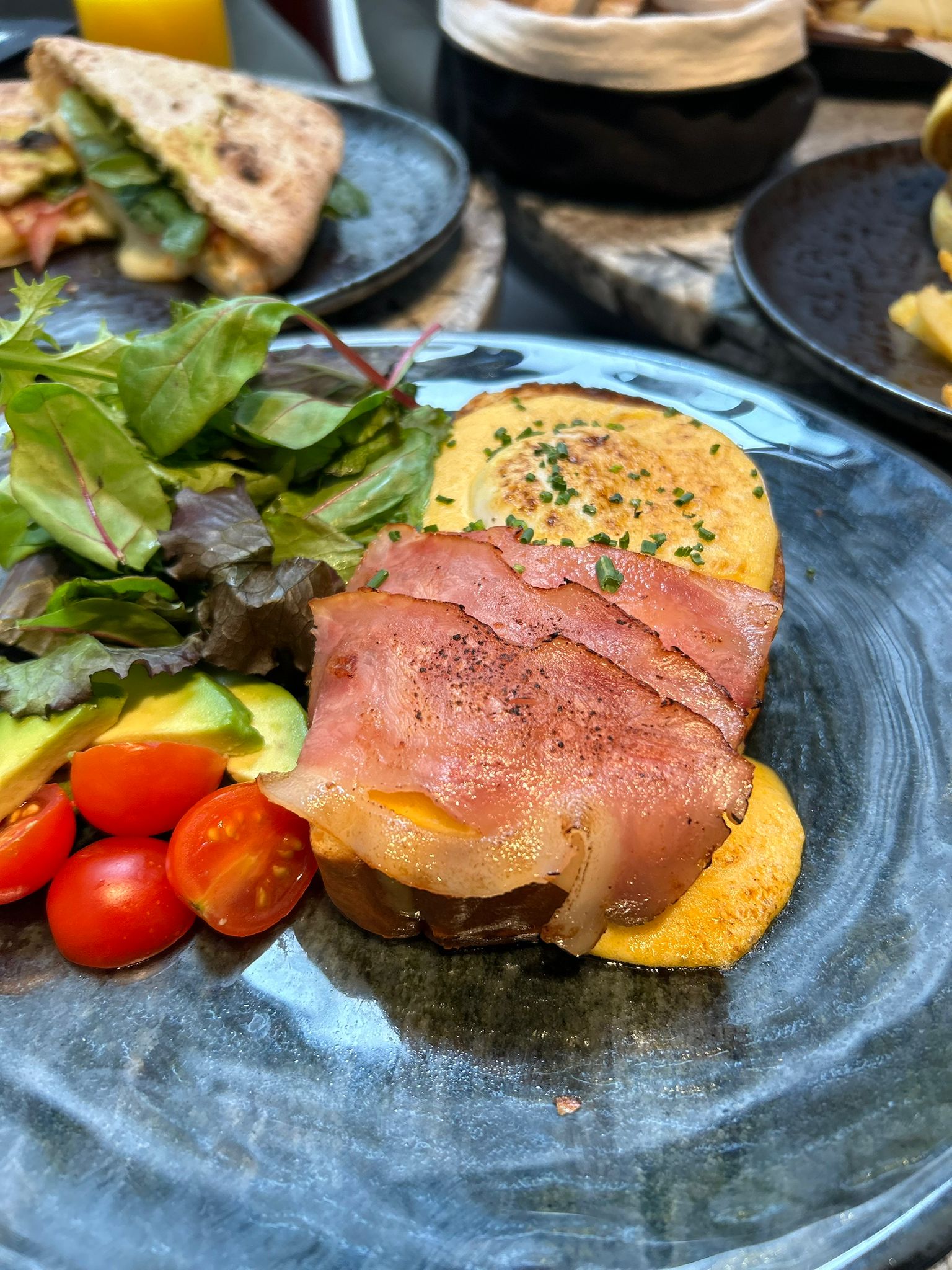 Huevos Benedictine con pan brioche artesano