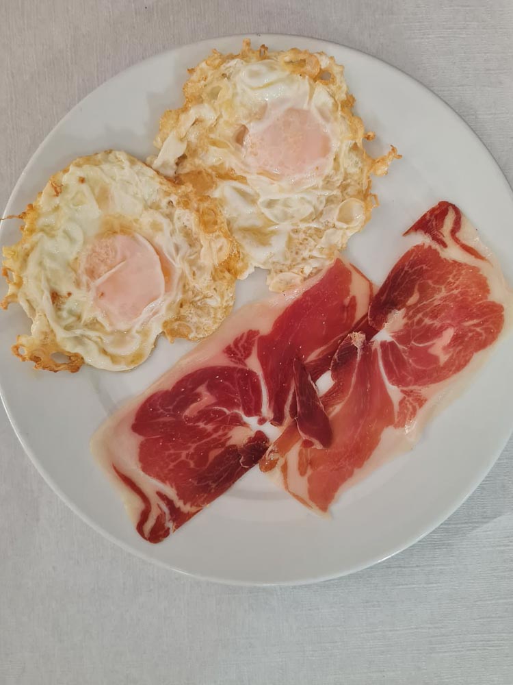 Spiegeleier / Rührei / Omelettes mit EINER Beilage nach Wahl: Schinken, Käse, Champignons, Speck oder Gemüse