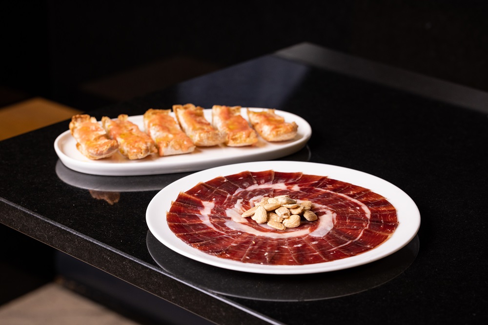 Acorn-fed Iberian ham with fried almonds