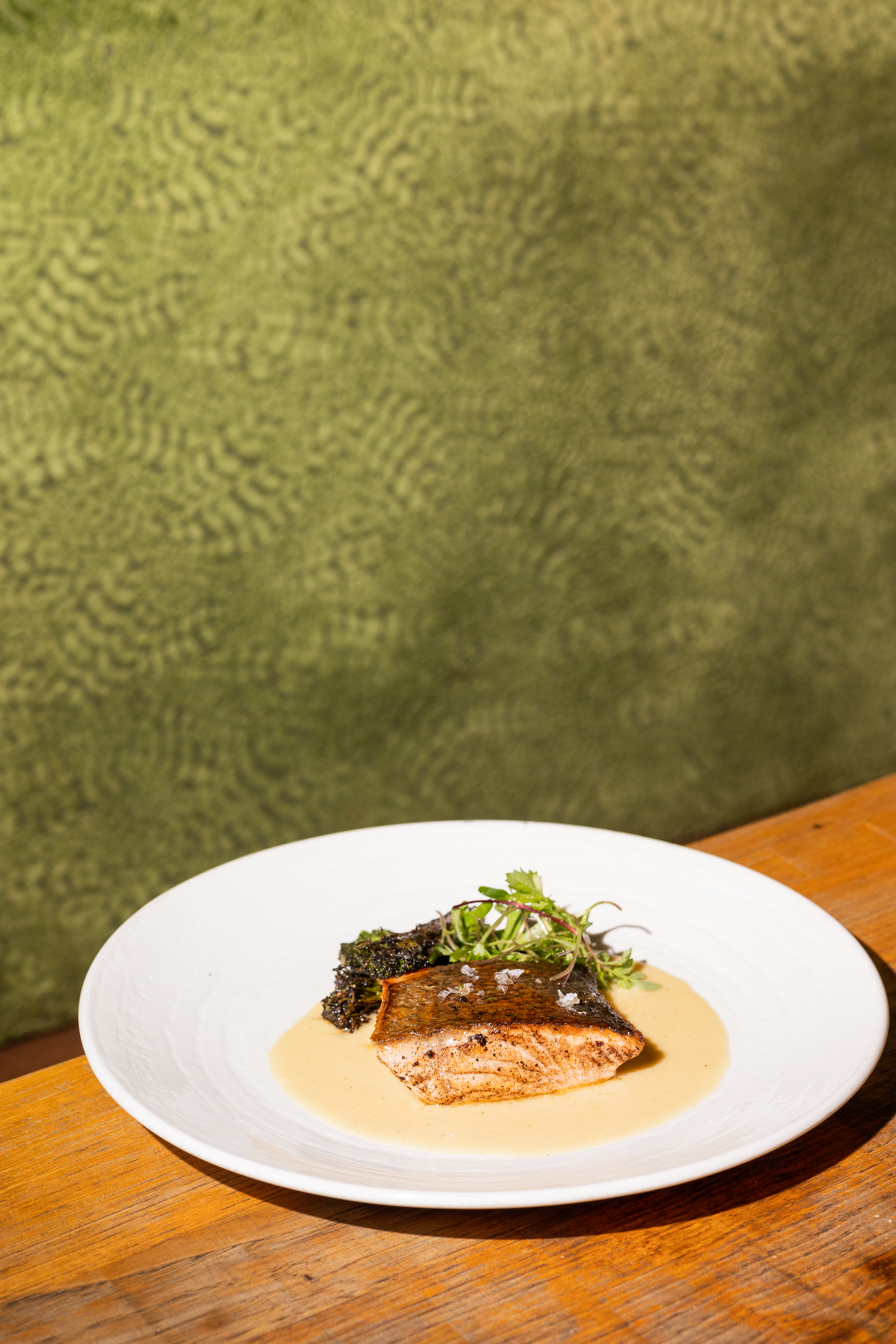 柑橘ソースと味噌、オレンジ風味のビミスを添えたサーモン