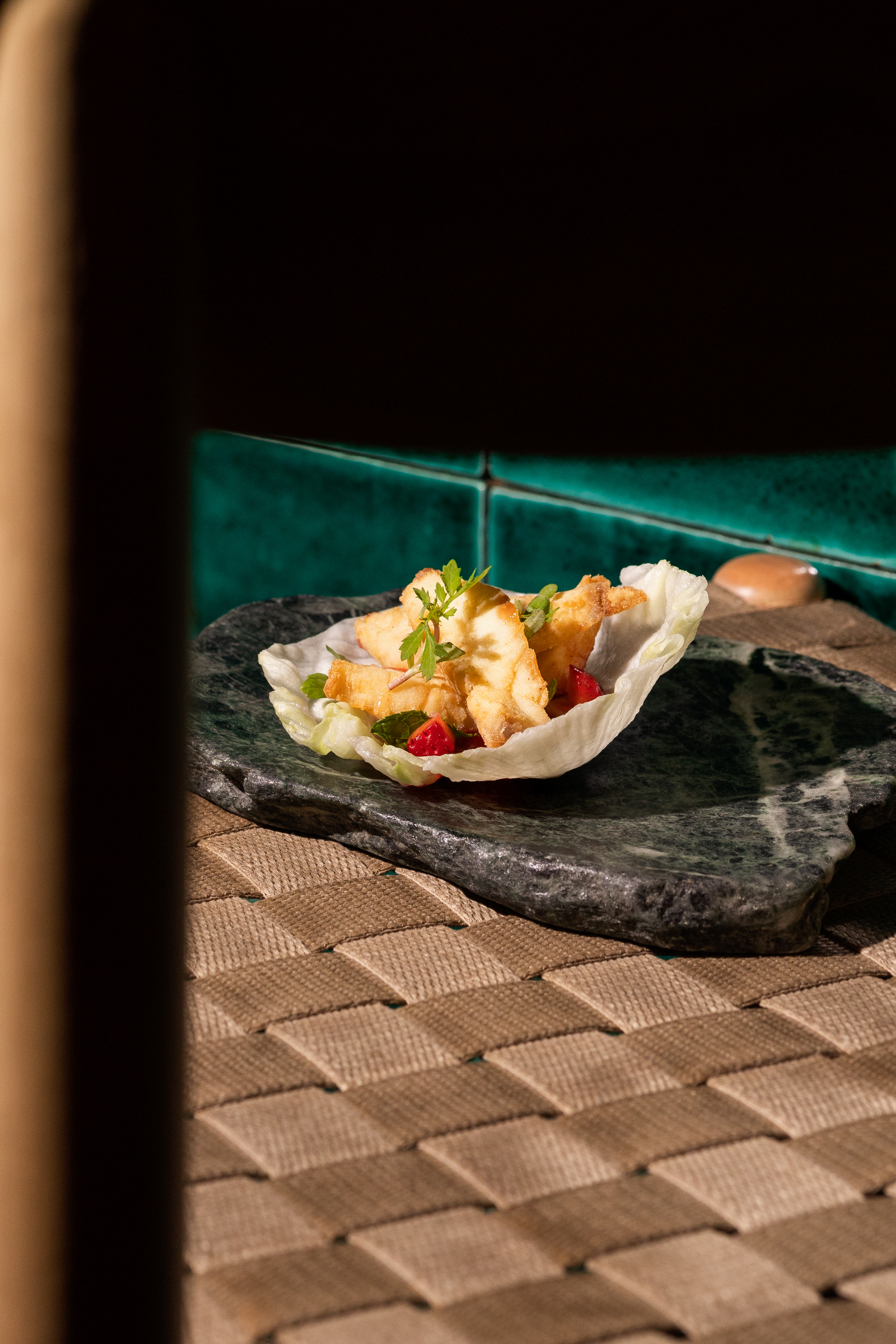 Saäm de corvina frita, lechuga fresca, sweet-chili de frutos rojos y hierbas frescas