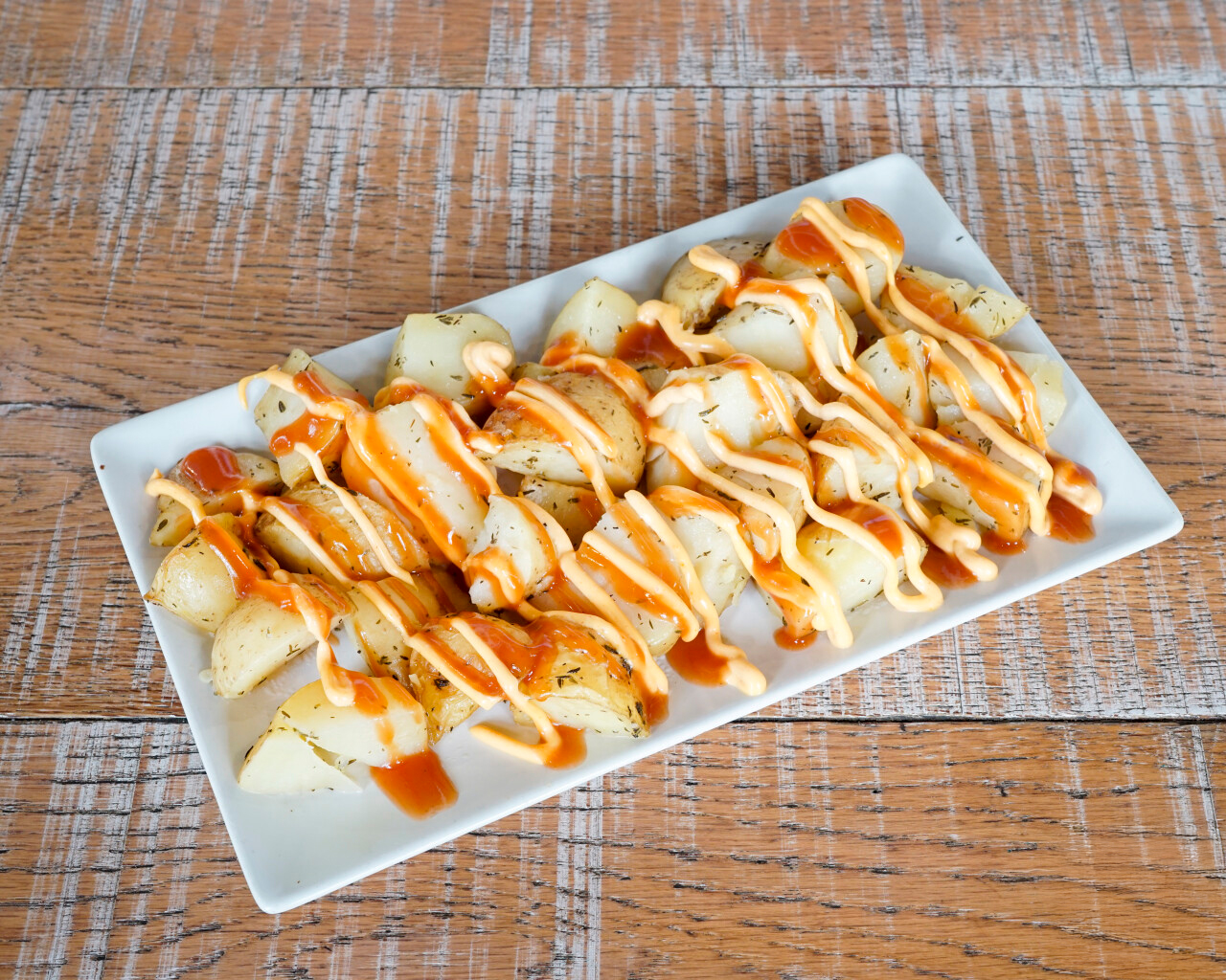 Patatas camperas con salsa gaucha, roque o brava