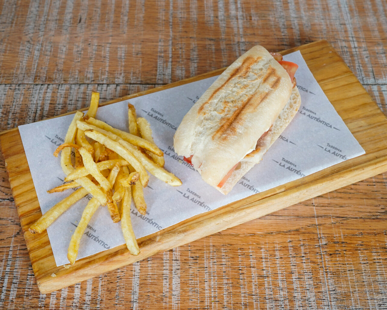 Piripi (pão, lombo, bacon, tomate natural e maionese)