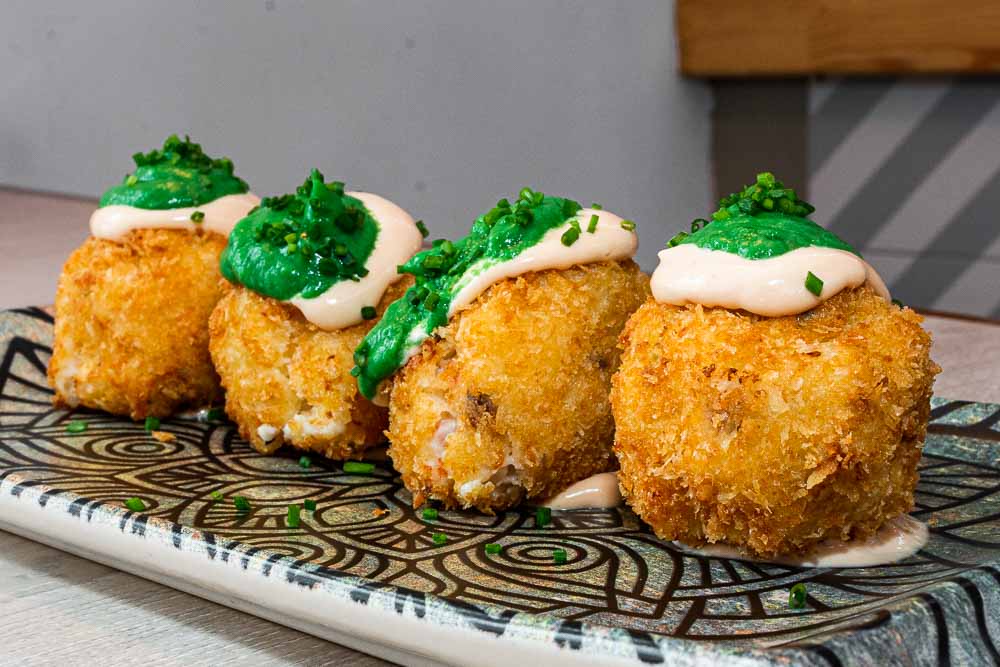 Ensaladilla rusa estilo andaluza empanada y frita (salsa rosa y guacamole)