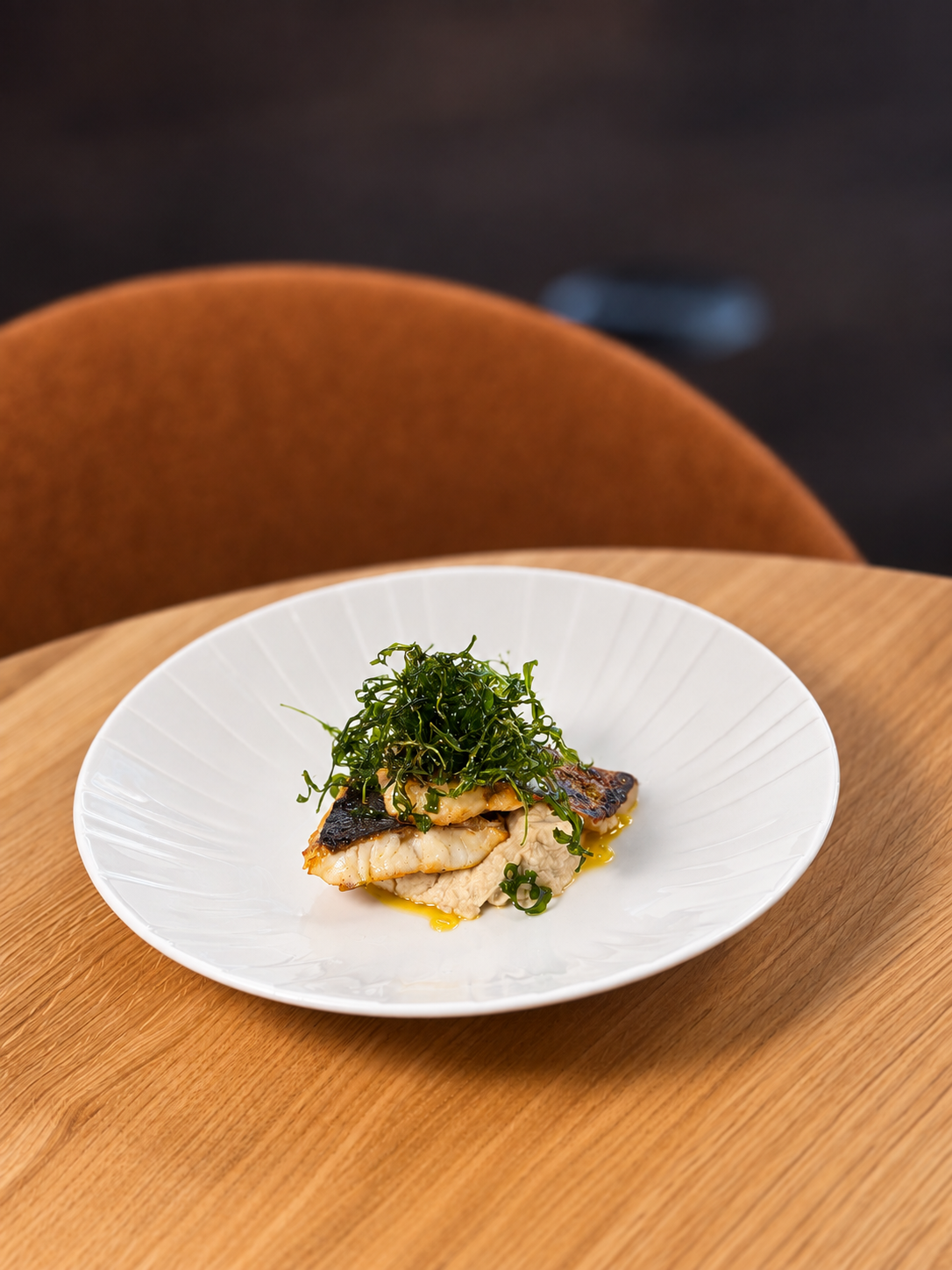 Branzino grasso alla griglia con crema di cavolfiore arrosto