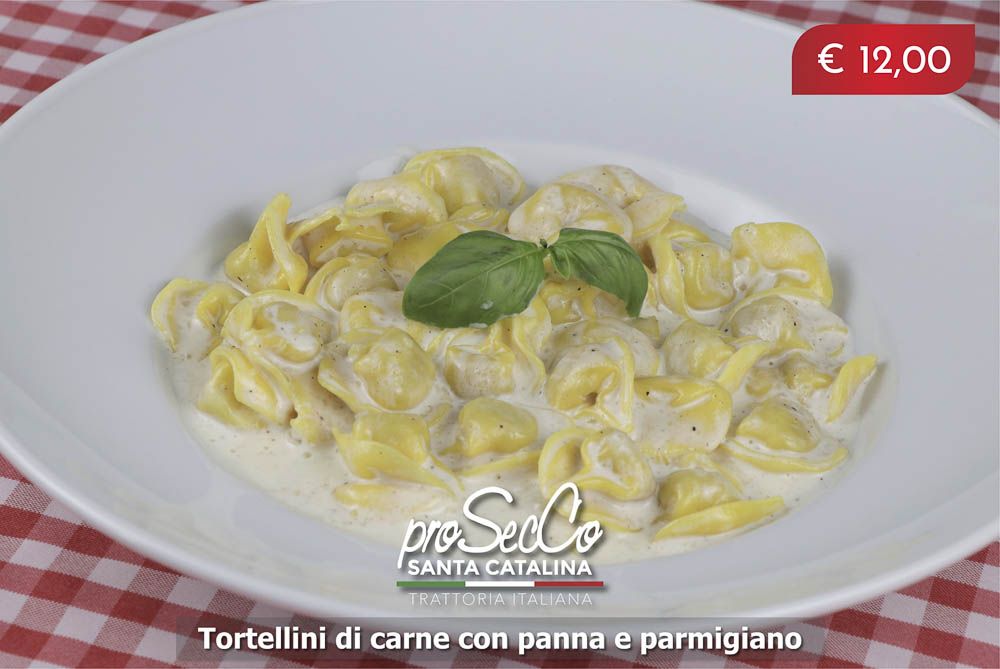 Tortellini 塞满奶油和帕尔马干酪的小牛肉