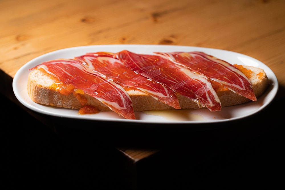 Tostada de jamón con tomate sobre pan de pueblo