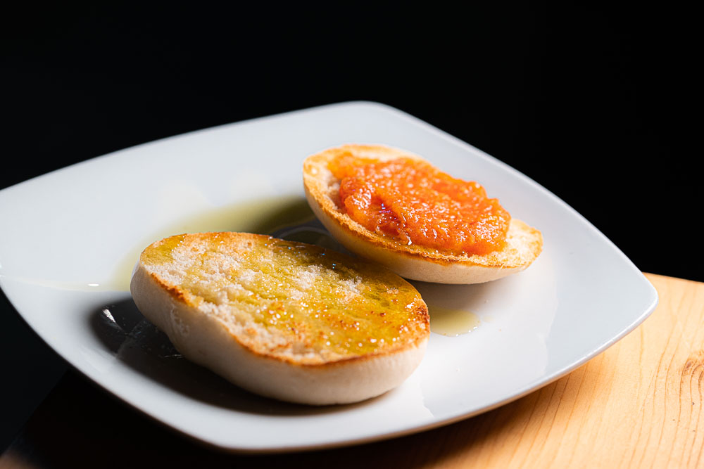 Cafe con mollete de tomate y aceite