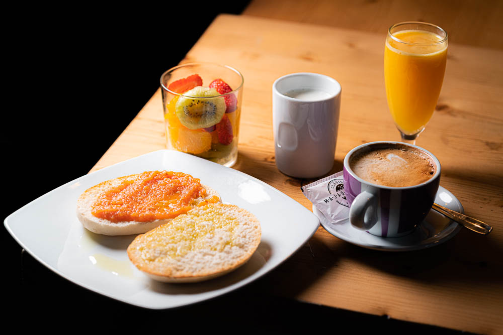Supersano. Tostada con aceite de oliva, vaso de fruta variada, yogurt, zumo de naranja natural recien exprimido, cafe o te