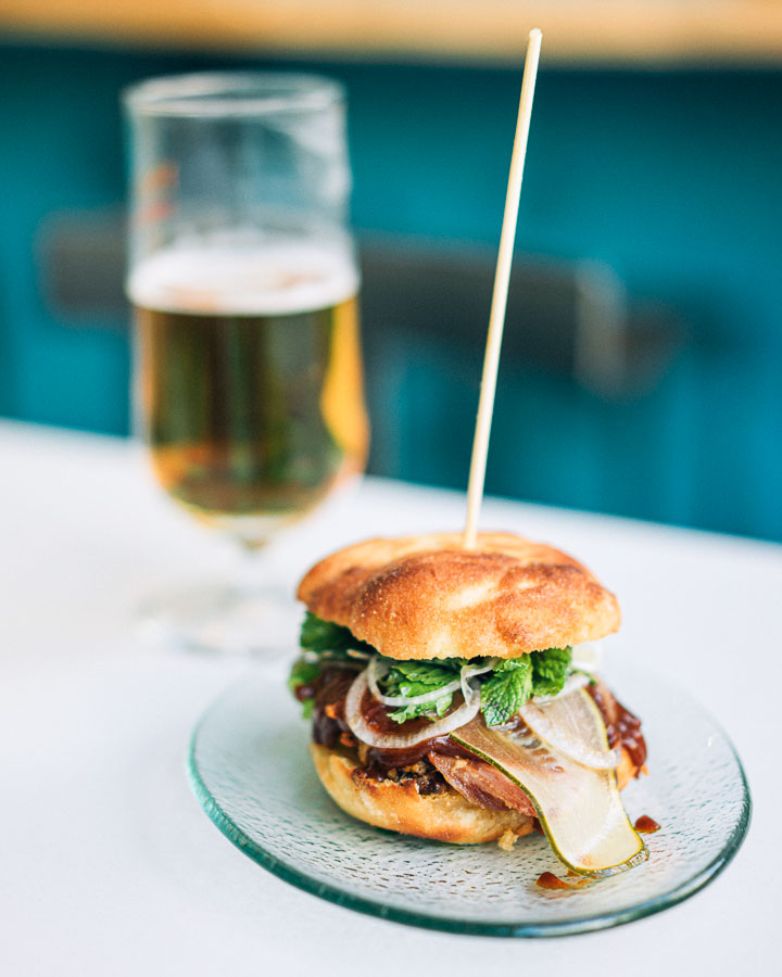 тушеное мясо бутерброд, колбаса, кровяная колбаса