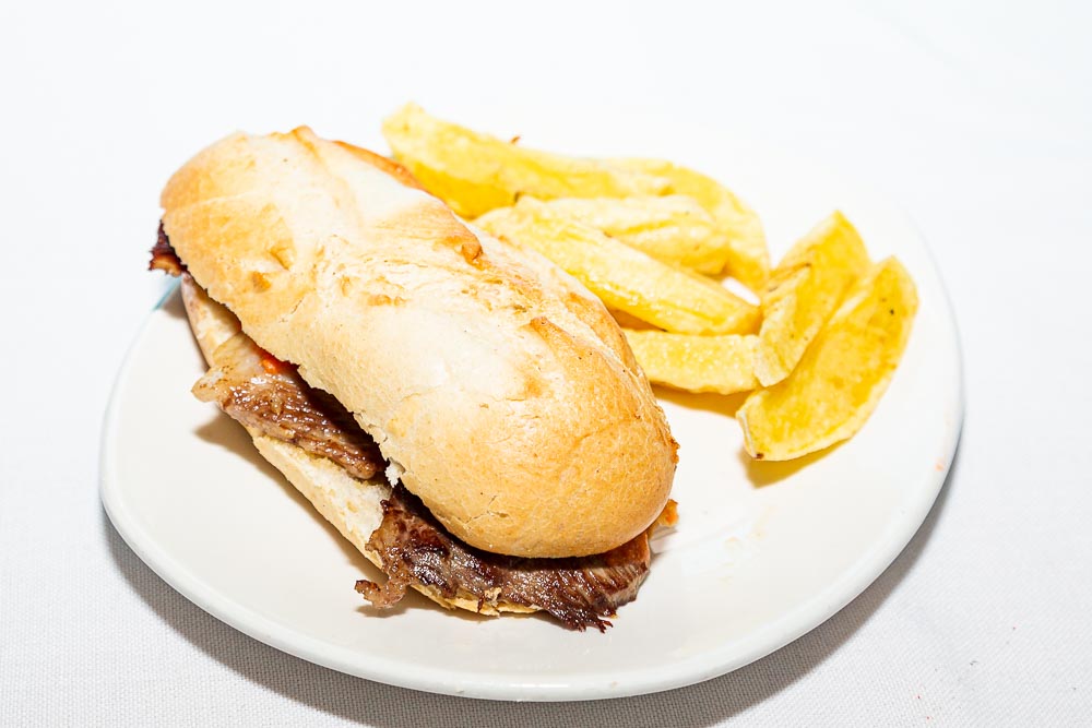 Sandwich di maiale iberico con salmorejo