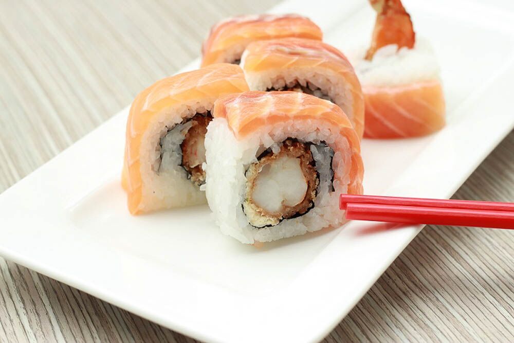 Rolo de sushi de paixão Ebi