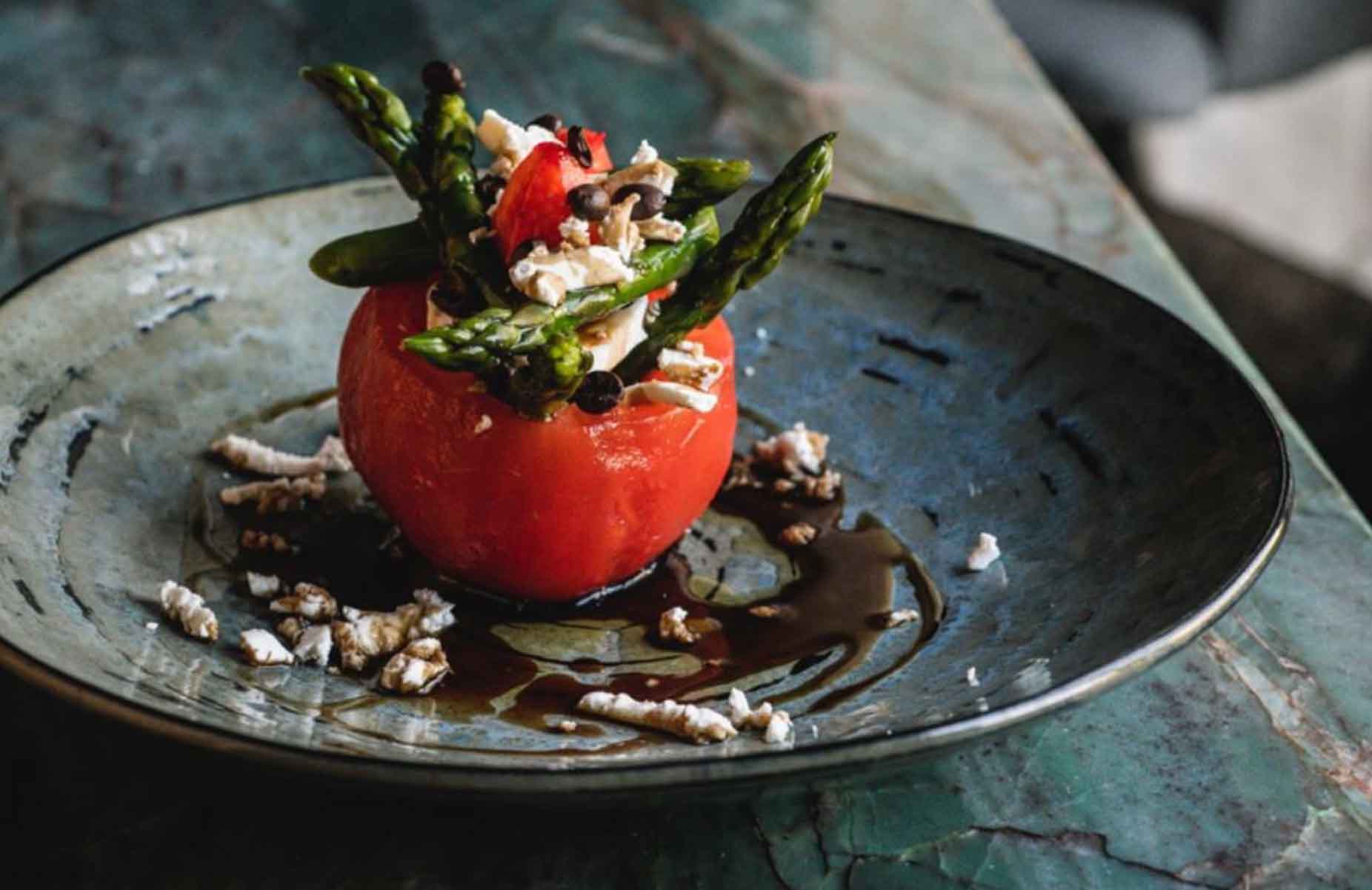 Tomate relleno de fresas, queso de cabra y vinagreta de café