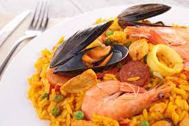 Paella tradicional: Pollo, calamar, gamba, mejillón y pescado blanco