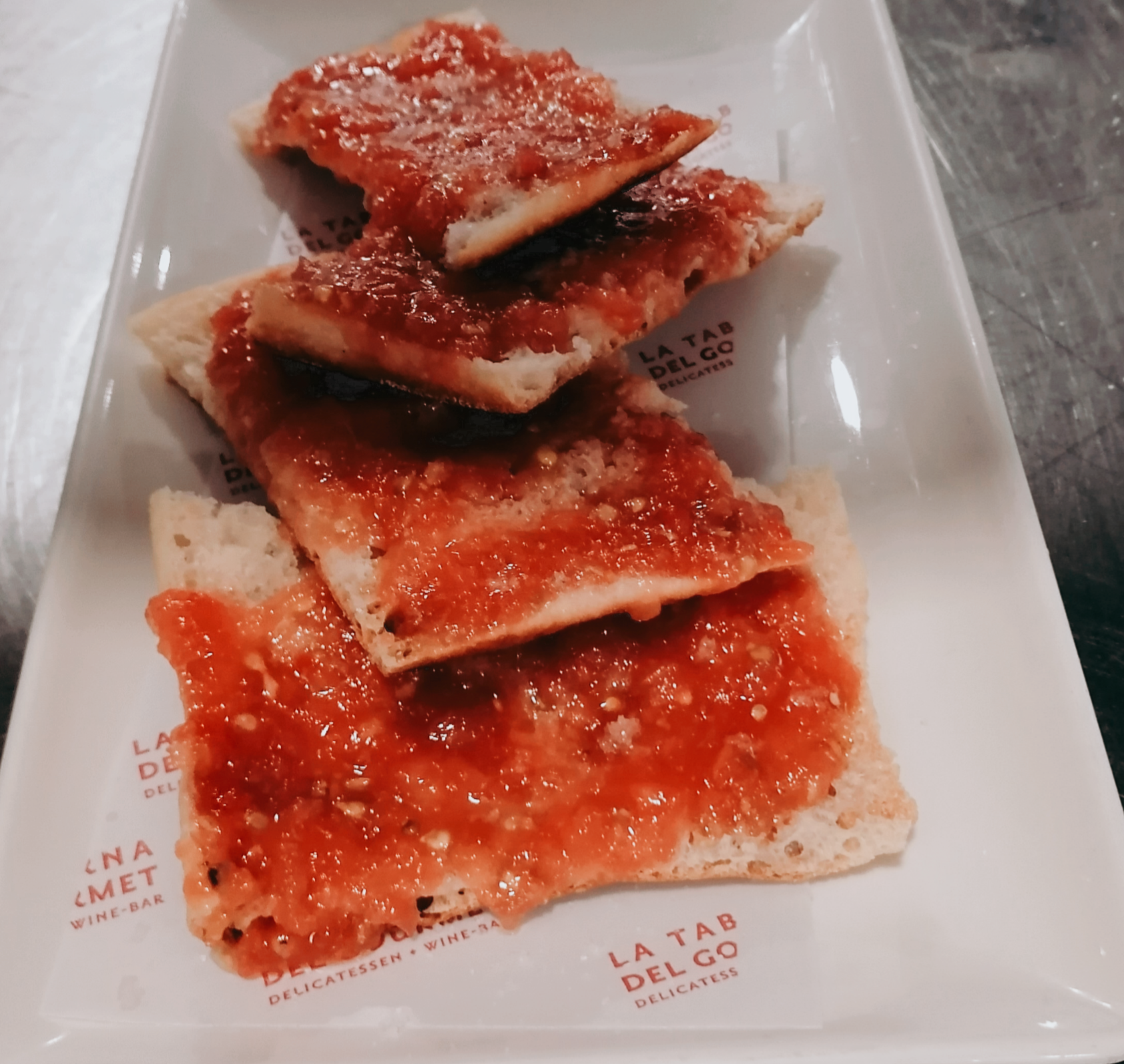Pan de cristal con tomate