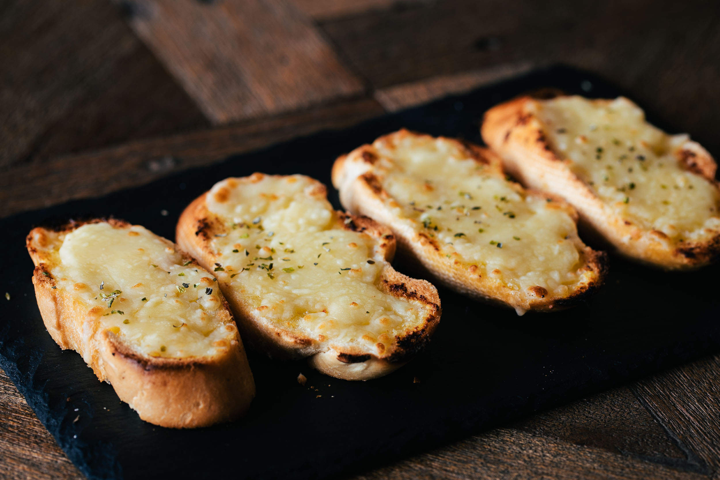 PAN DE AJO Y MOZZARELLA