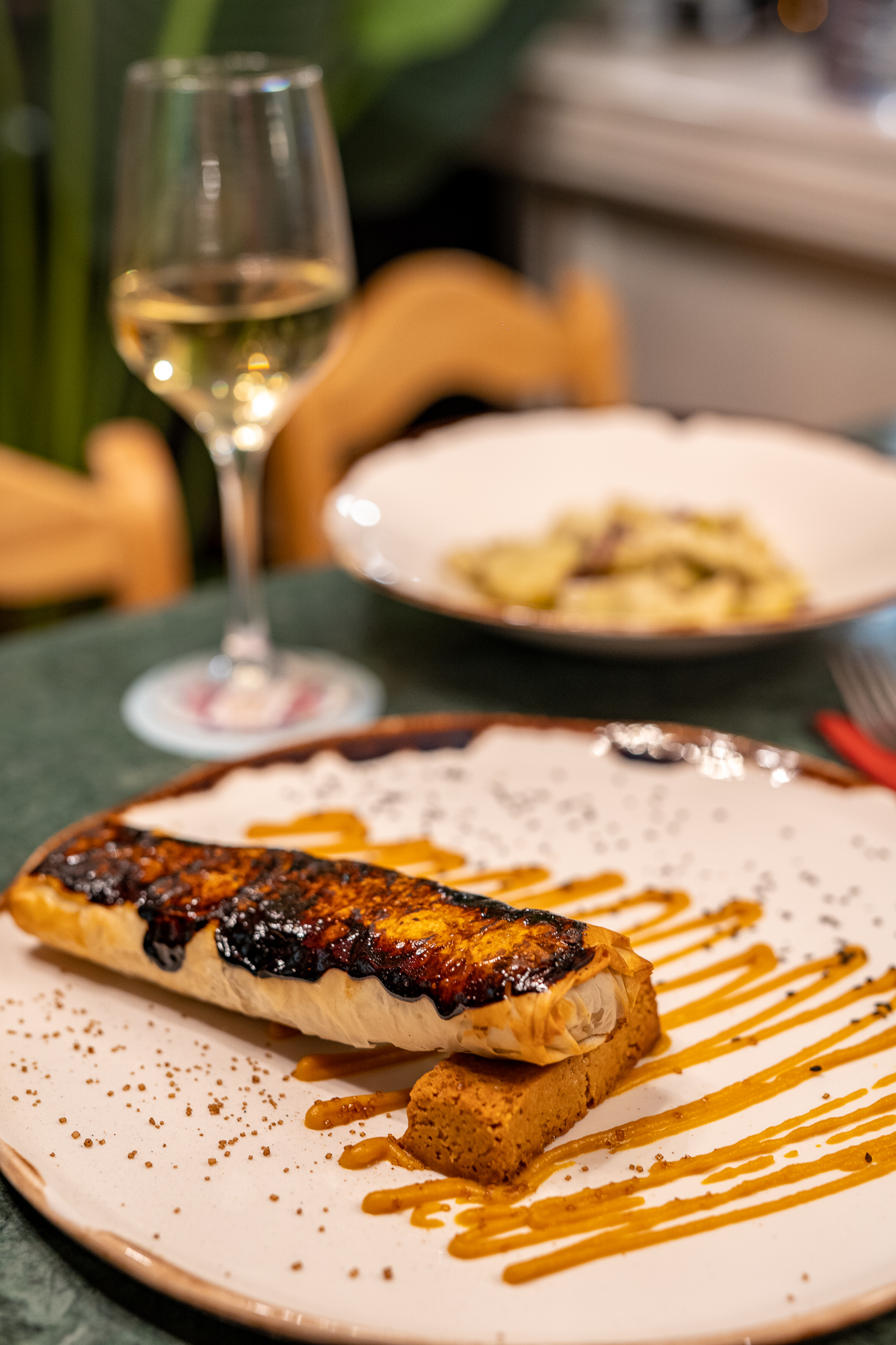 Pastela crujiente de solomillo de vaca flameada sobre crema agridulce de boniato y lingote de frutos secos 