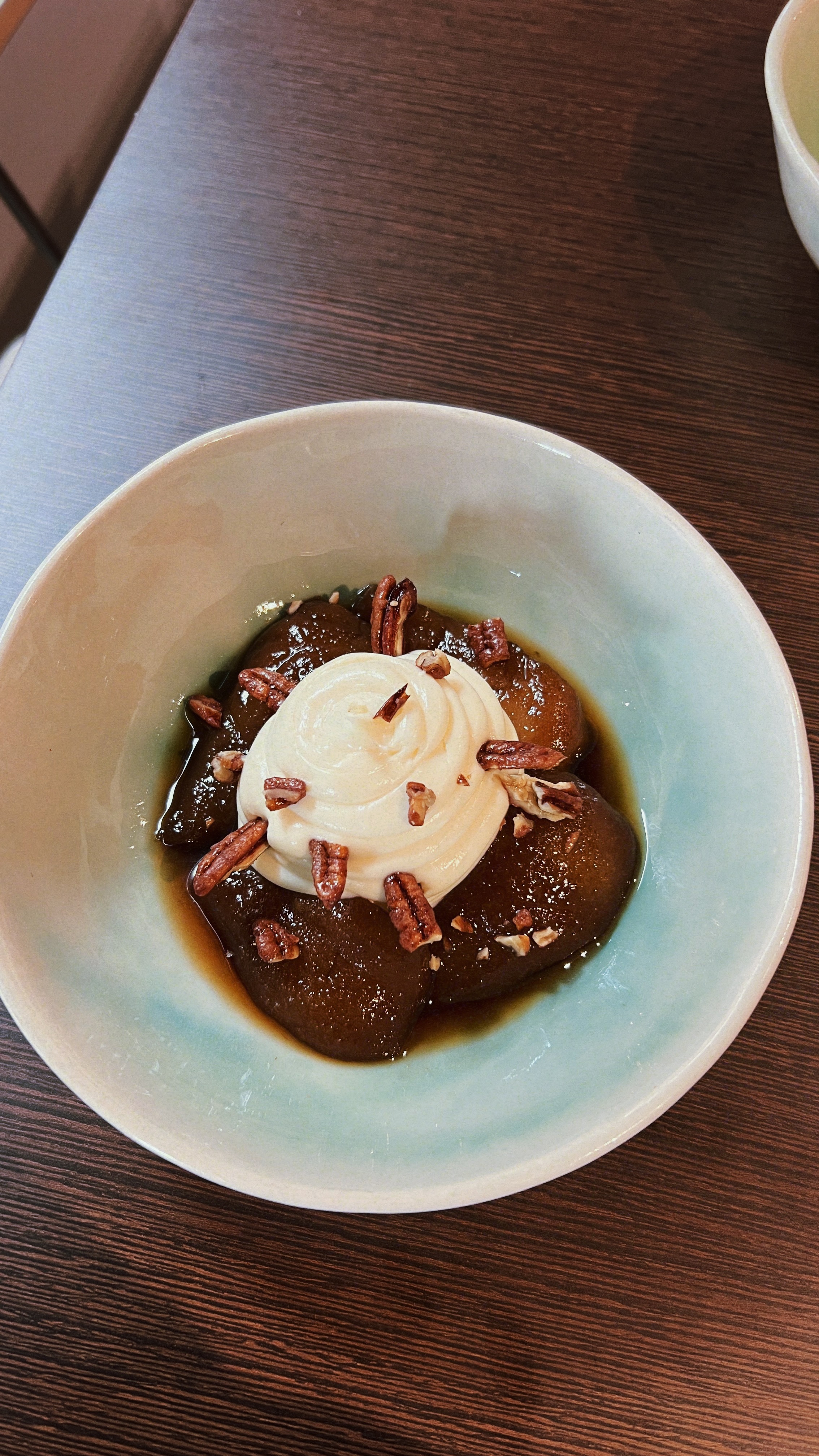 PERAS AL PEDRO XIMÉNEZ CON CREMA DE CHOCOLATE BLANCO