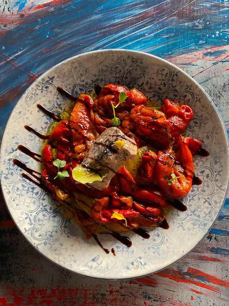 Pimientos asados con atún mechado