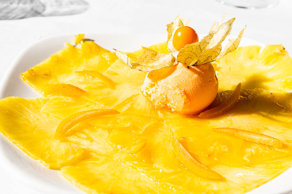 Ananas-Carpaccio mit Mandarinensorbet