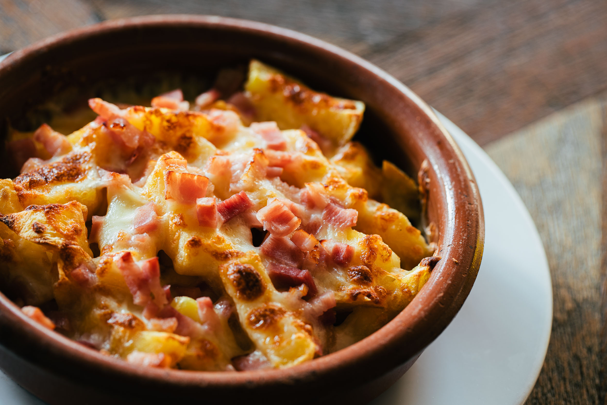 patatas gratinadas con mozzarella, bacon y carne picada