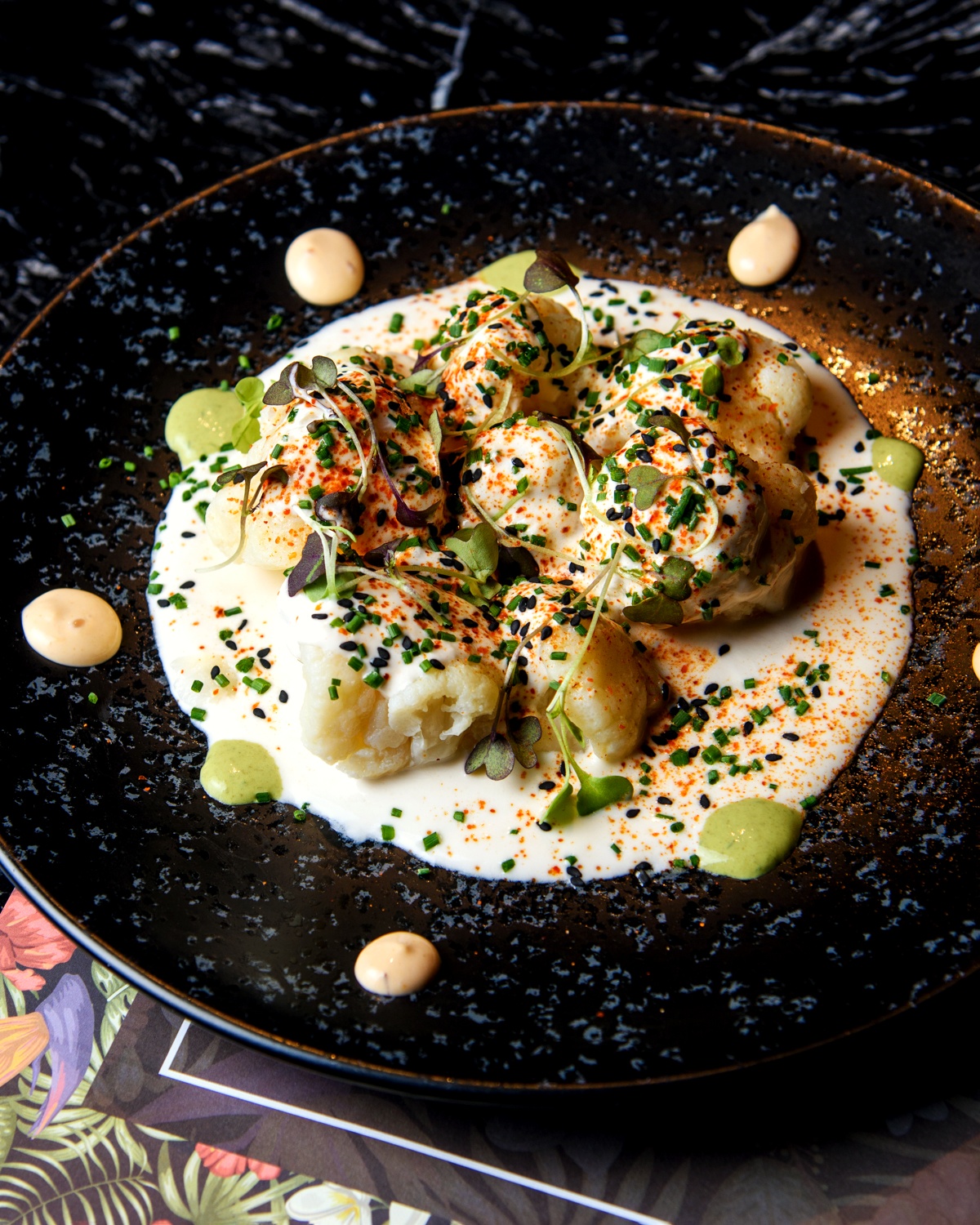 Coliflor braseada con salsa de yogurt, aderezada con harissa y finas hierbas