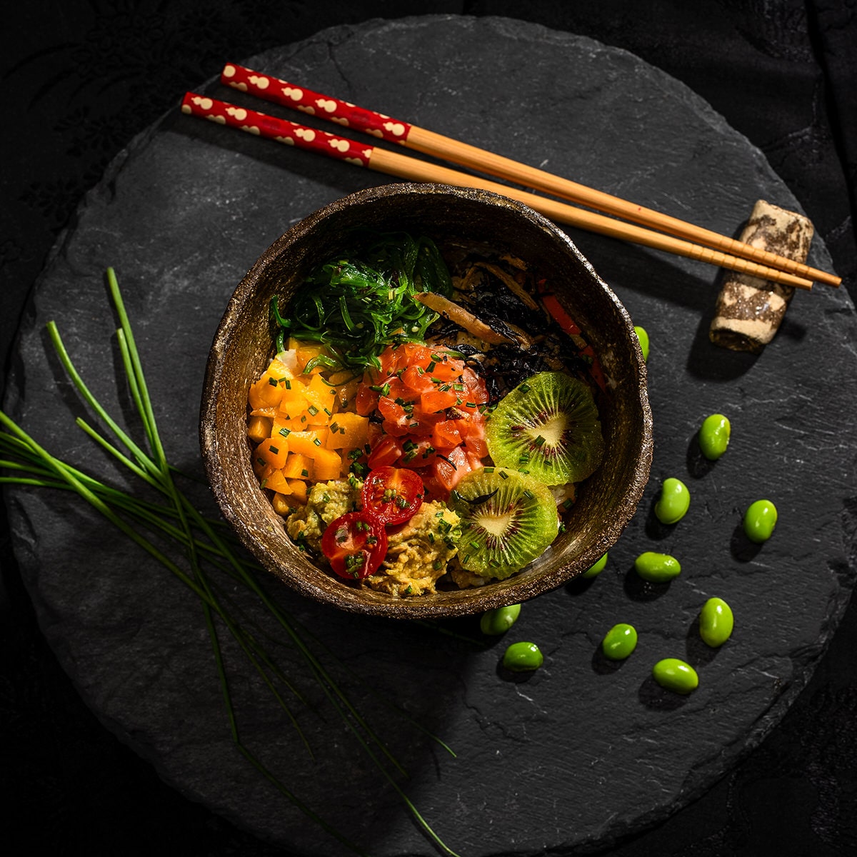 Poke bowl de arroz com peixe, legumes e algas marinhas