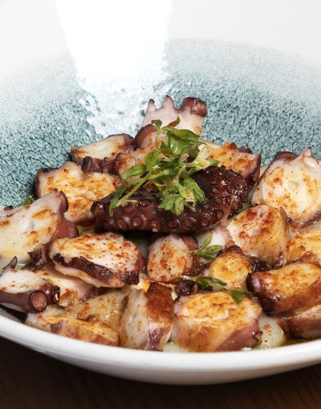 Pulpo a la brasa sobre puré de yuca y cilantro con un toque gallego