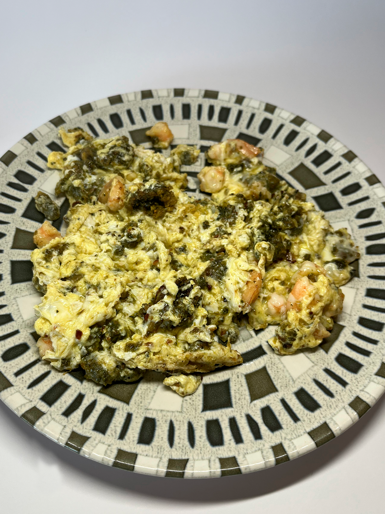 SCRAMBLED EGGS WITH NETTLES AND PRAWNS