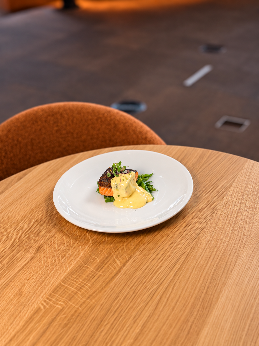 Lombo di salmone con salsa bernese e verdure grigliate