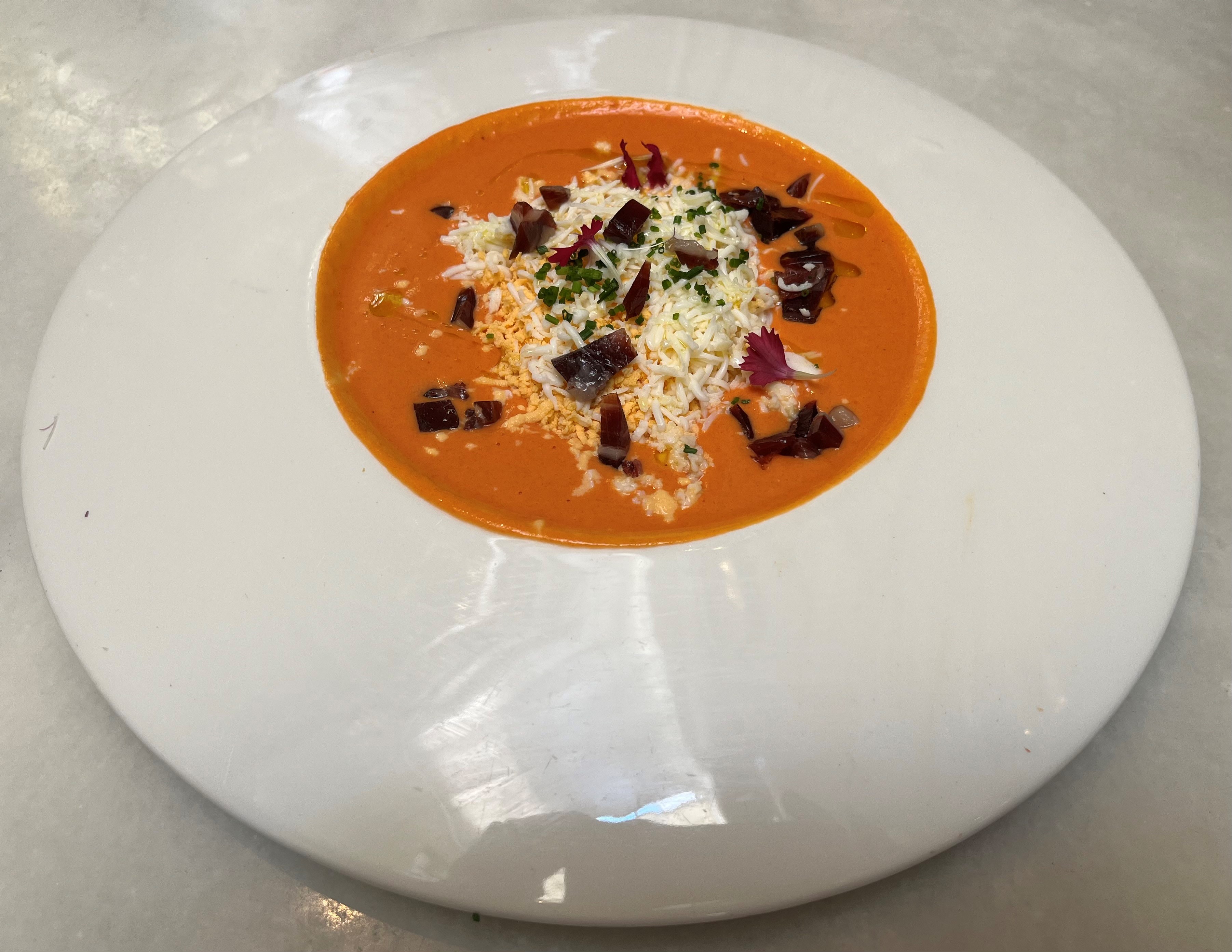 Salmorejo mit Schinkenwürfeln und gekochtem Ei