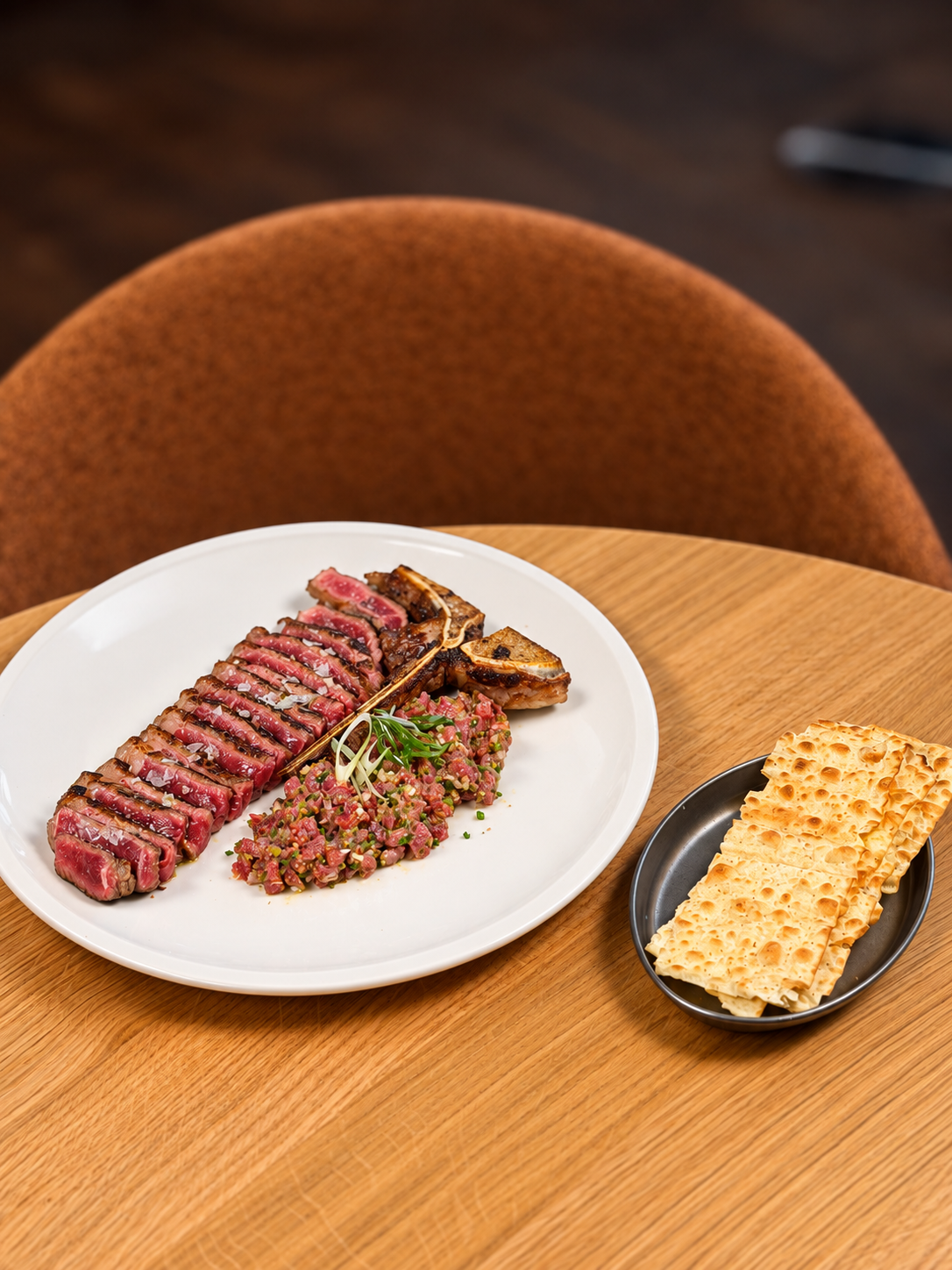 T-bone di manzo in due preparazioni: affettata e tartare di manzo