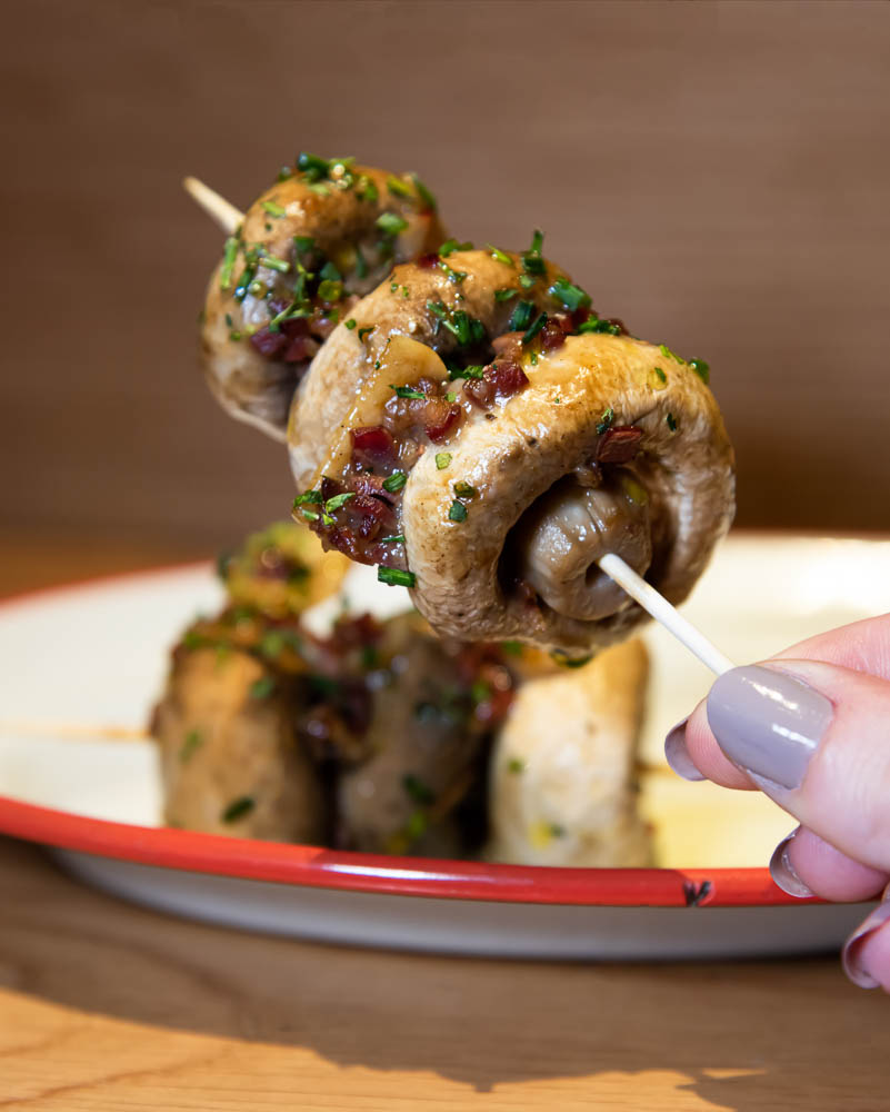 Garlic and mushroom brochettes